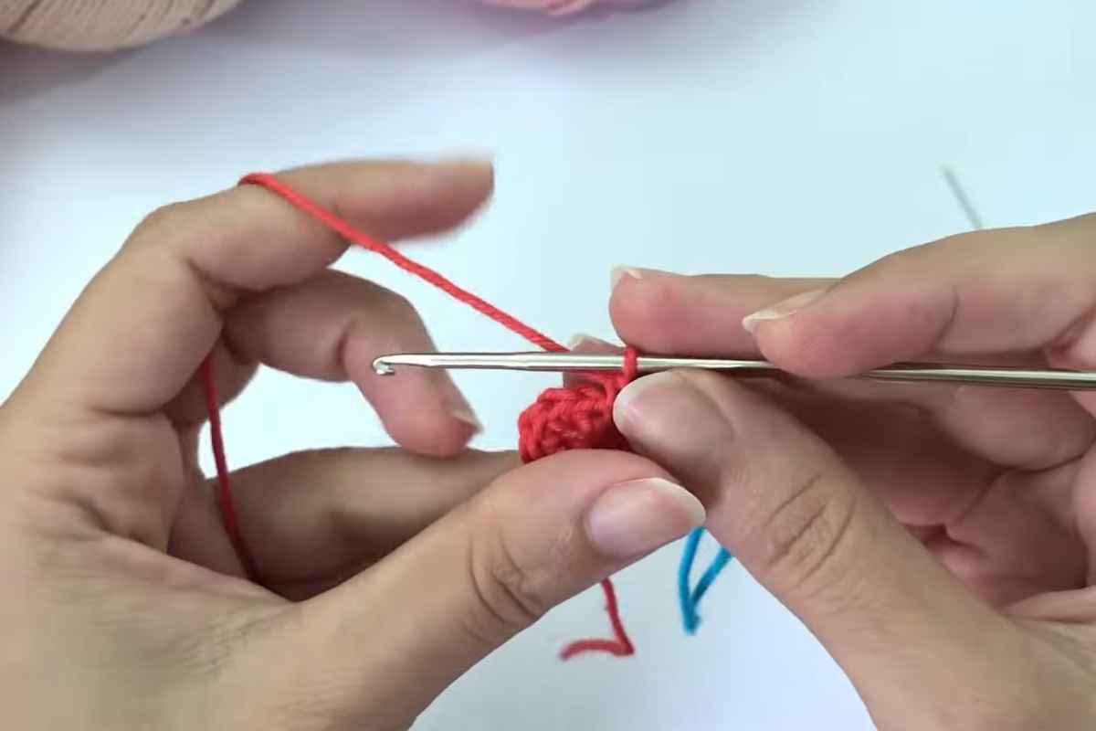 What makes this amigurumi cupcake so fun (and beginner-friendly)