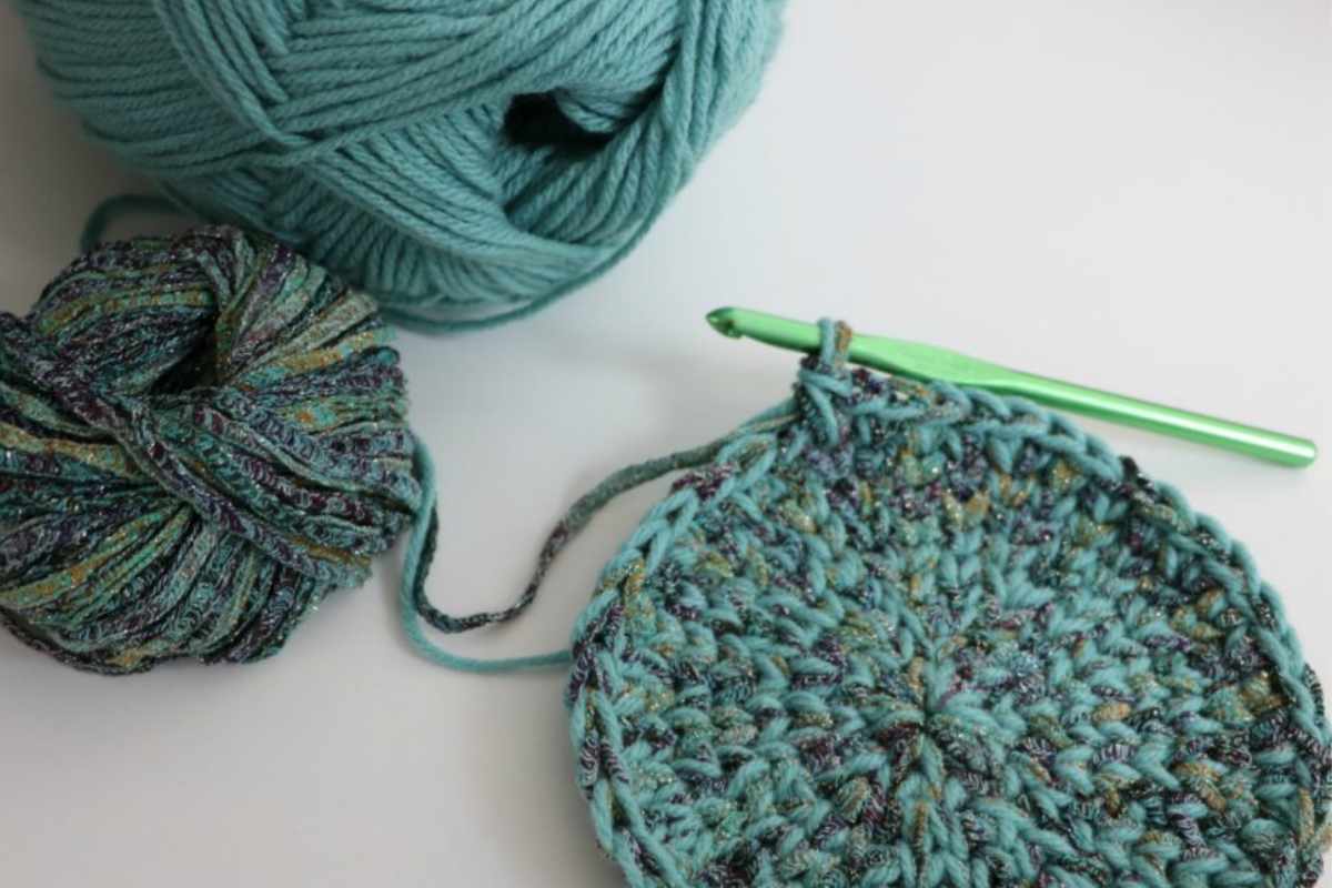 What makes a crochet circle crossbody bag look polished