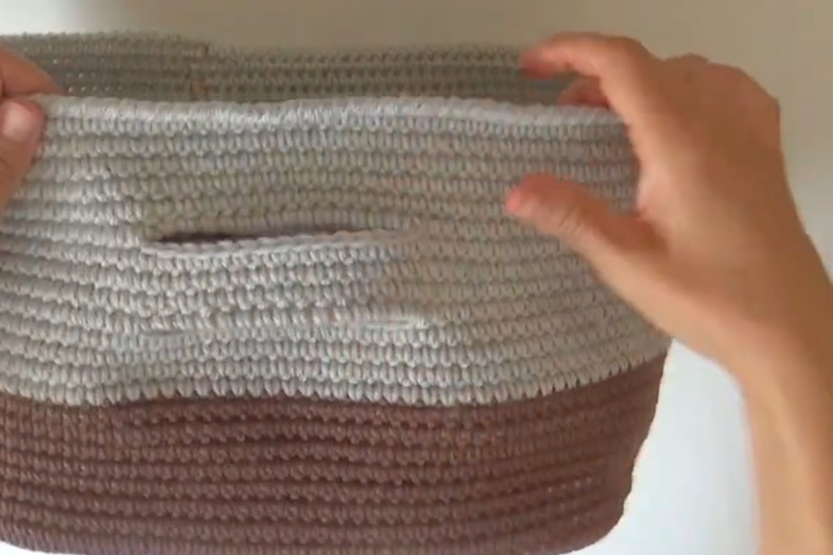 Bicolor crochet square basket with built-in handle by Chabepatterns
