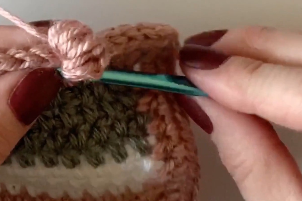 Making a cluster dot on the border of the soft stripes baby blanket