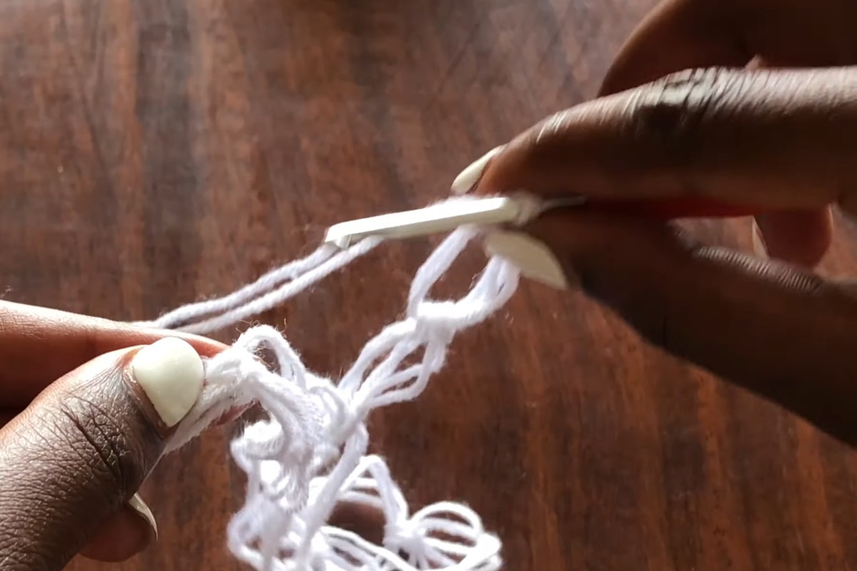 Working the love knot (Solomon) stitch for the mesh kimono