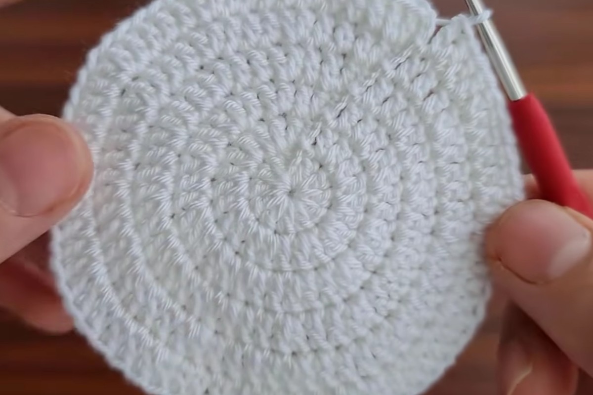 White double crochet circle of 72 stitches, the base of the crochet rose motif by Knitting Love