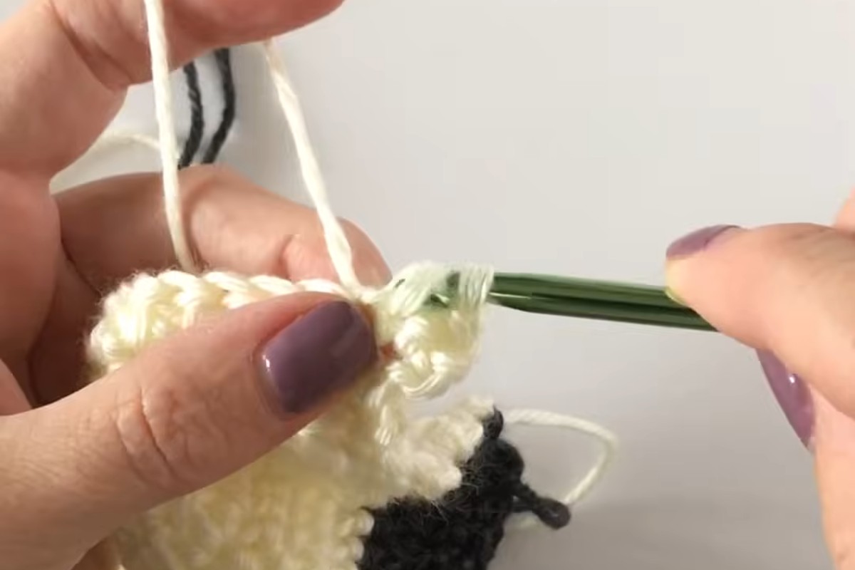 Working the herringbone half double crochet stitch with a green hook