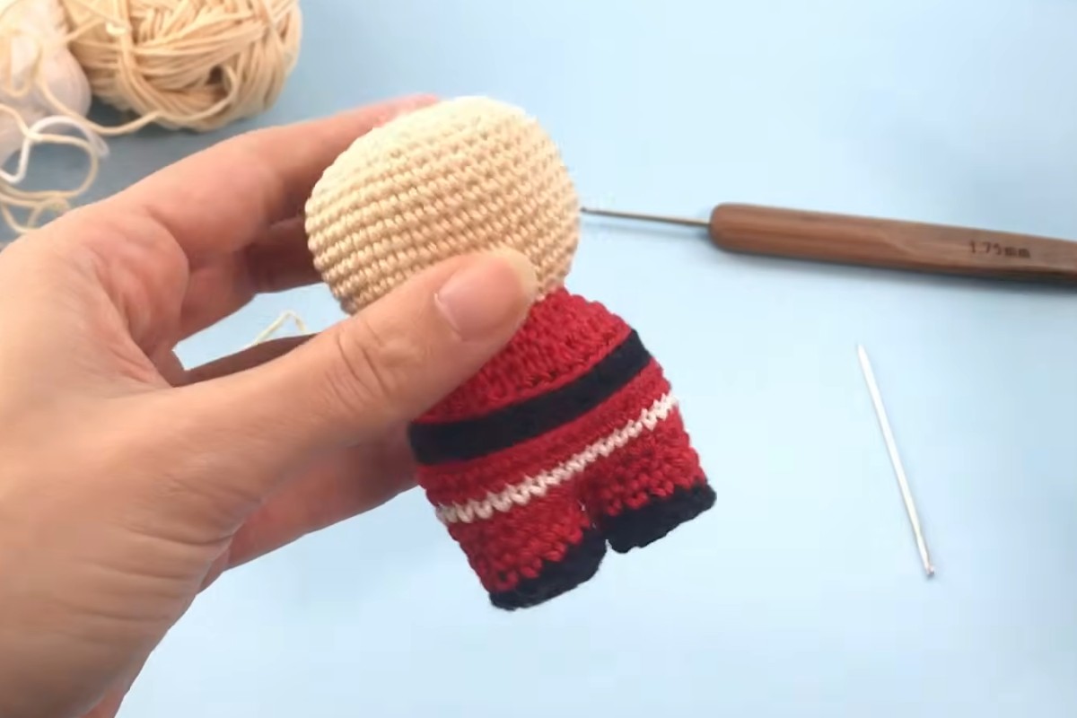 Stuffed head of the mini Santa Claus amigurumi