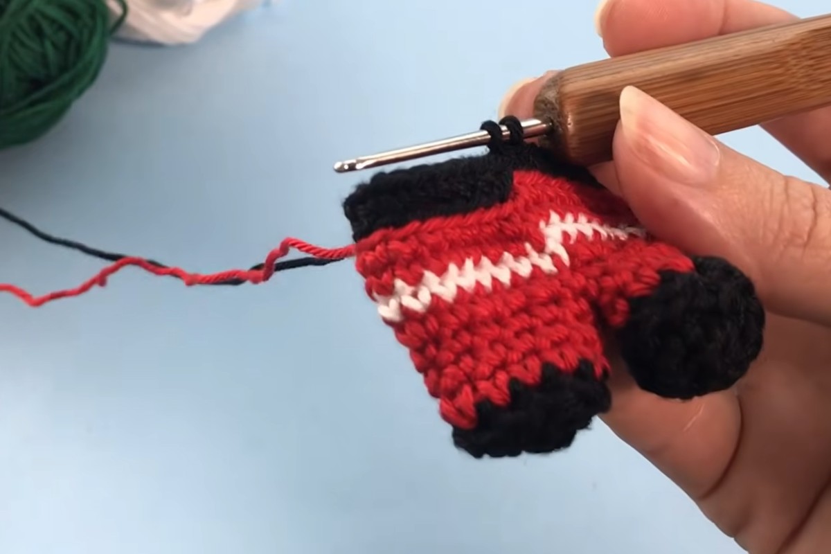 Crocheting the legs and body of the Santa Claus amigurumi