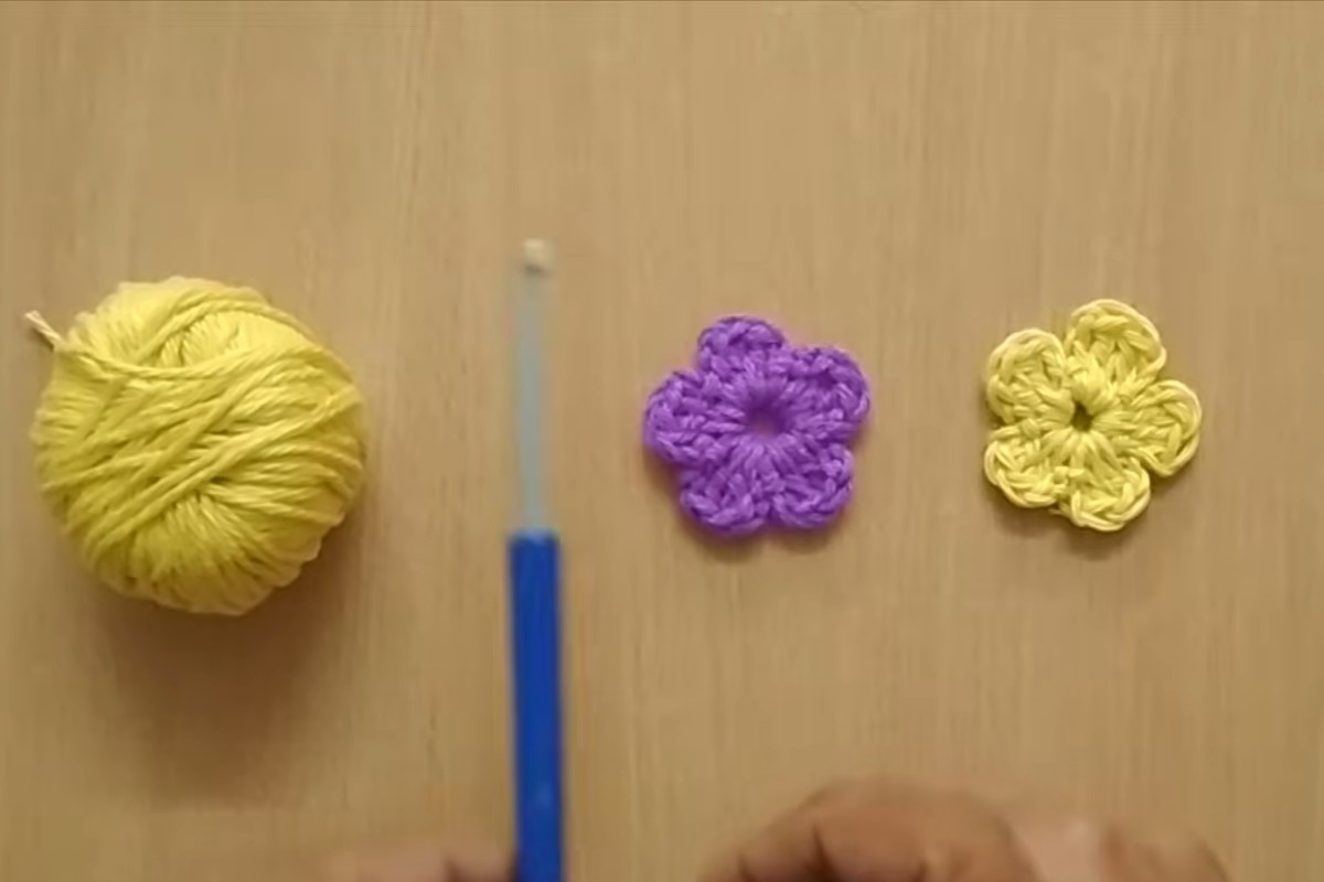 Cotton yarn, a 5 mm crochet hook and two finished simple crochet flowers