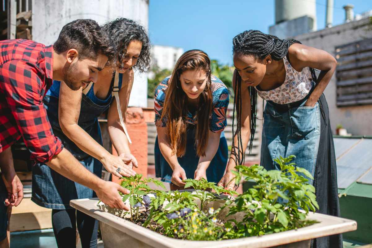 The Benefits of Community Gardens - Health & Savings