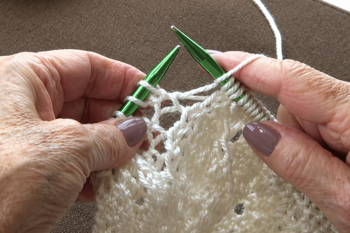 How the Vertical Waves Zig-Zag Lace Pattern Comes Together