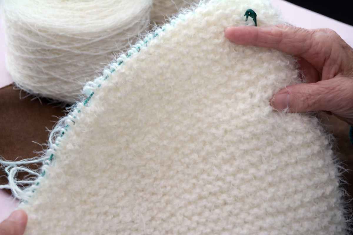 Learn How to Knit a Super Easy Beanie