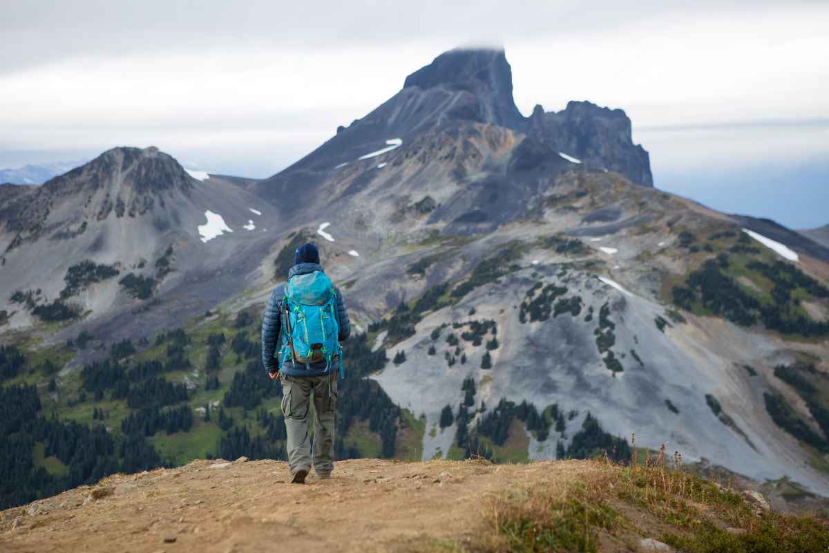 The Pros and Cons of Hiking Alone vs. with a Group