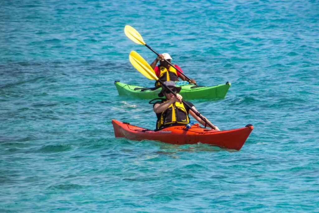 How to Navigate Rapids: Kayaking Techniques for Rough Waters - Urbaki ...
