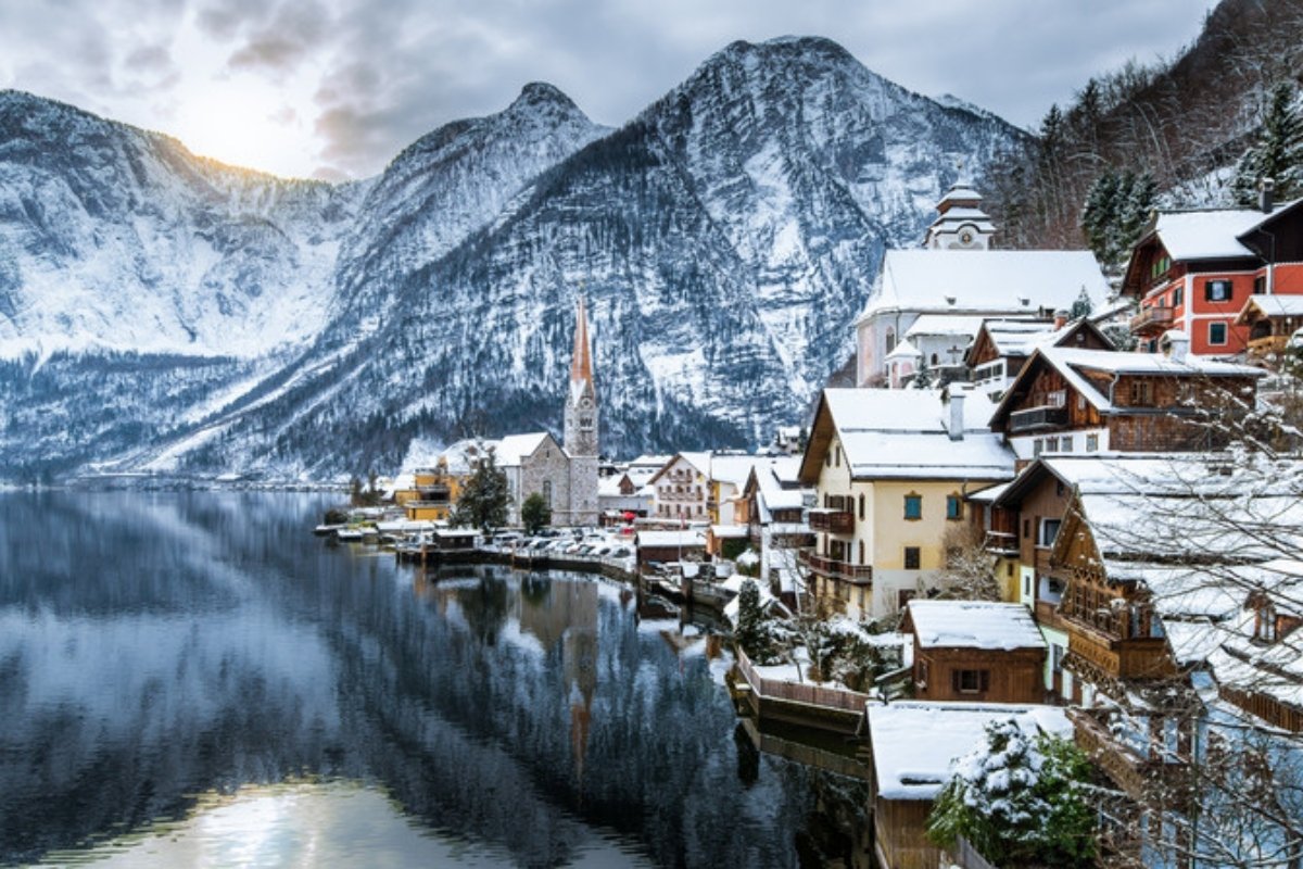 Hallstatt village and lake in winter with snow